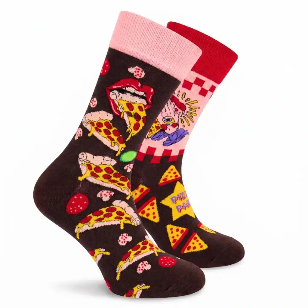 Kolorowe skarpety nie do pary z pizzą